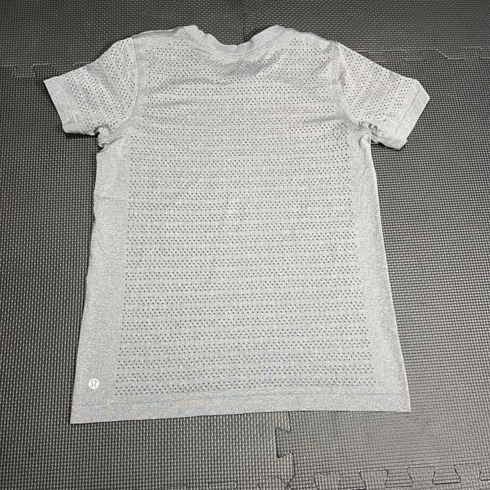 Lululemon Gray Perforated Short Sleeve Activewear T-Shirt Womens Size S - Picture 3 of 3